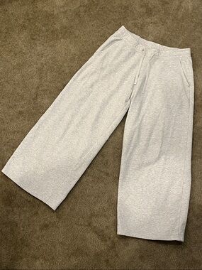 Hollister Feel Good Heart Pocket Wide Leg Sweatpants - Light Grey - Nice! Size M